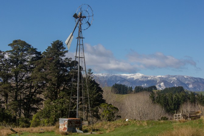 That's a 'Southern Cross' Windmill. I think it's best days are behind it, as are the mountains.