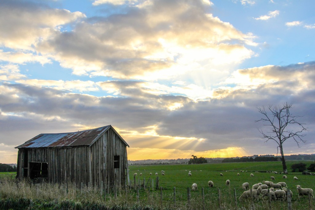 That barn isn't there anymore, shame, it was a nice barn