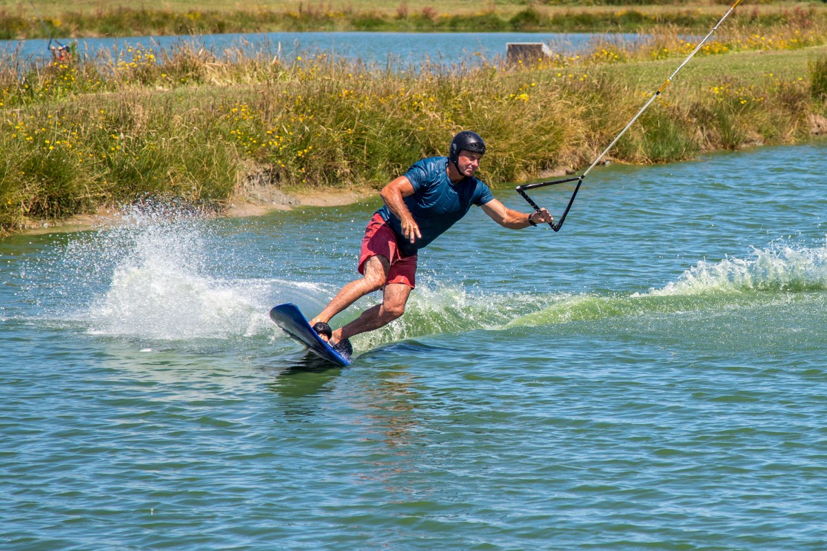 Wake boarding one handed